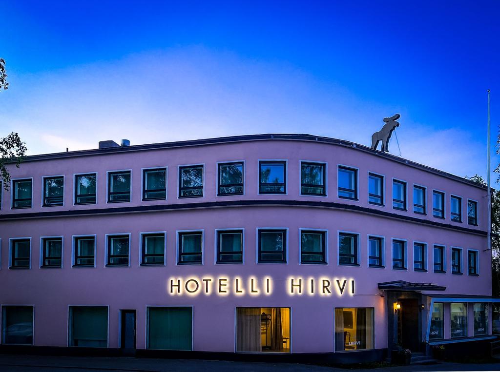 Hotelli Hirvi at night.