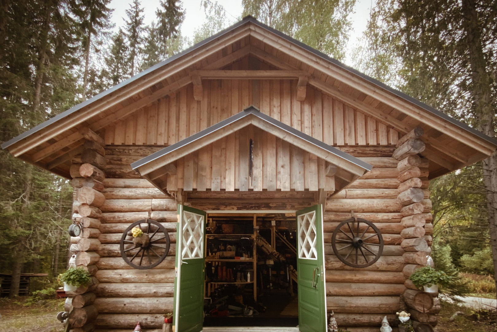 Veikko’s Museum from outside, a log building.