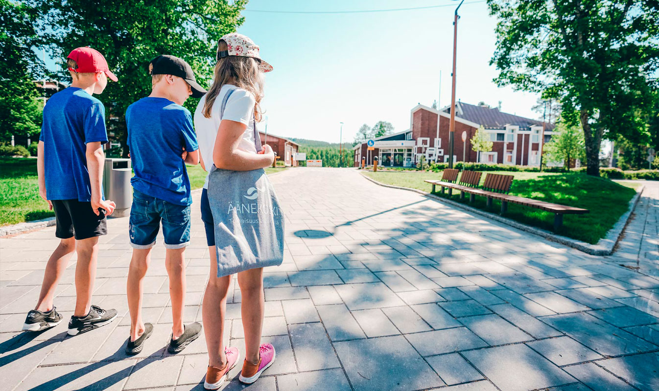 Three children stand in Äänekoski city center.