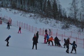 Skiers at Äänemäki.

