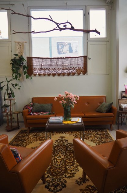 Hiushalkomo hair salon waiting area